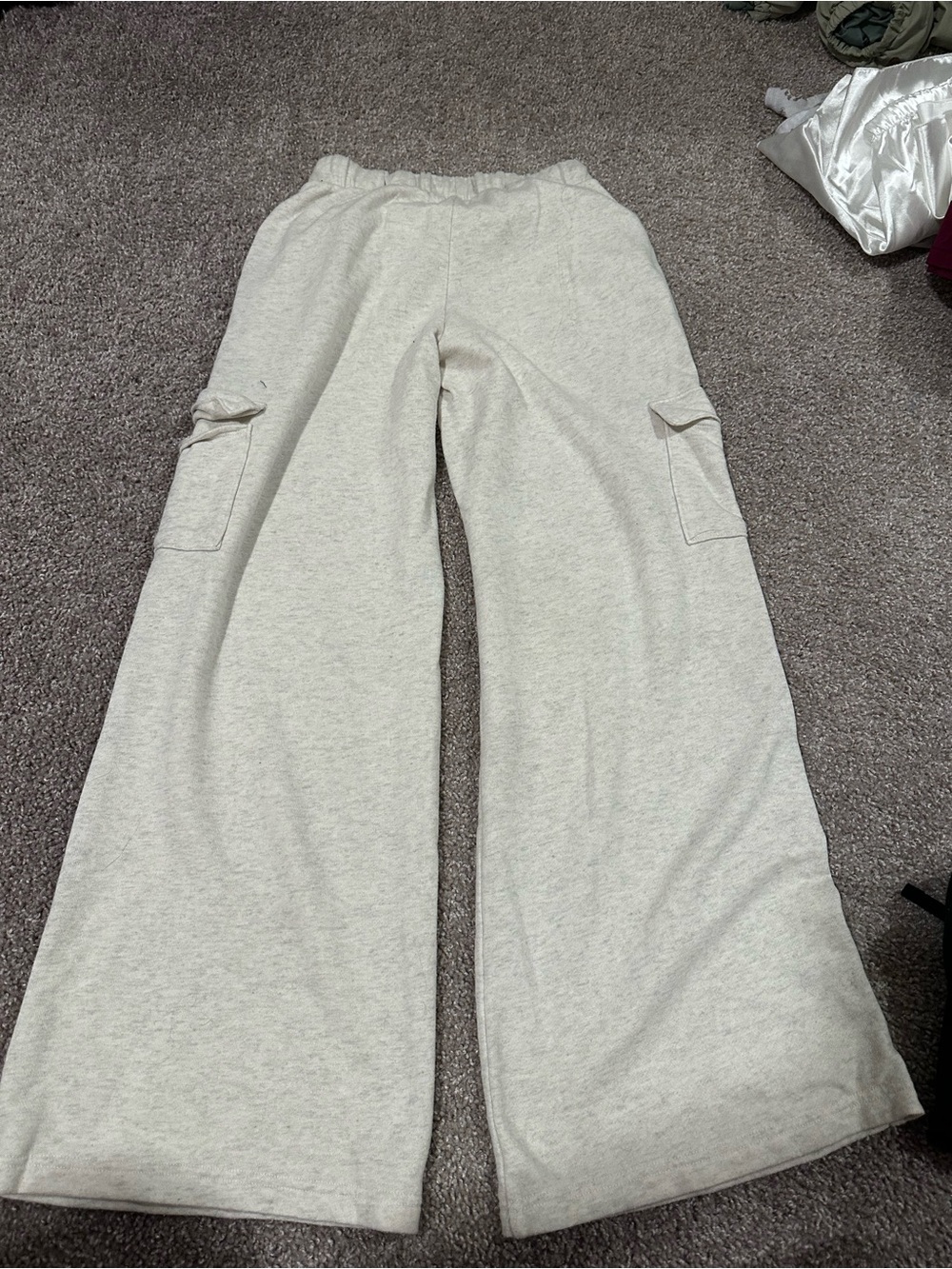 Colsie Cream Wide-Leg Cargo Sweatpants - Picture 2 of 2